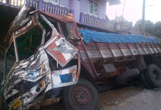 ಮಡಿಕೇರಿ: ರಸ್ತೆಯಲ್ಲಿ ಮಗುಚಿ ಬಿದ್ದ ಸರಕು ಸಾಗಿಸುತ್ತಿದ್ದ ಲಾರಿ